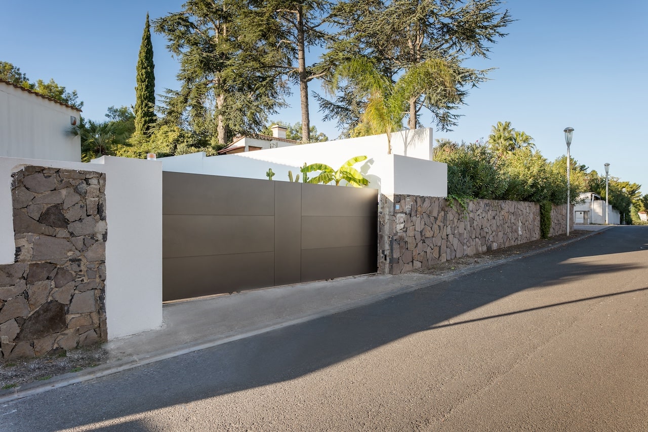 portail coulissant plein